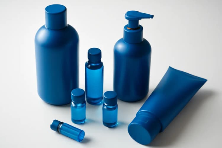 Uma composição de produtos para cuidados com o cabelo, como frascos e ampolas, dispostos de forma organizada.