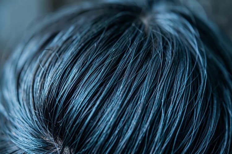 Cabelo crescendo forte e saudável após tratamento.
